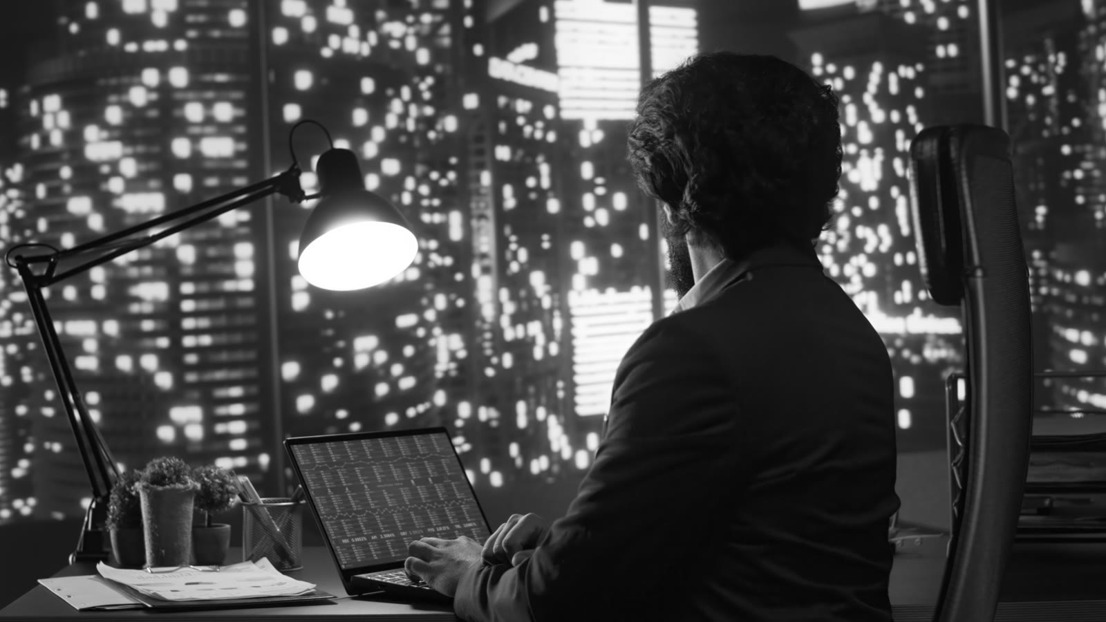 Analista trabajando con datos de mercado en vivo